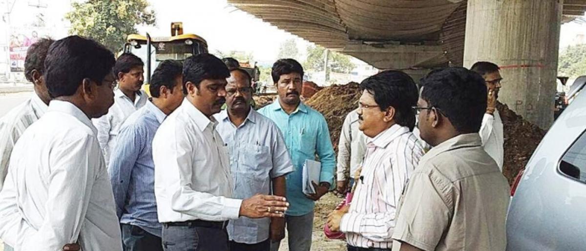 Civic chief  J Nivas inspects footpath works