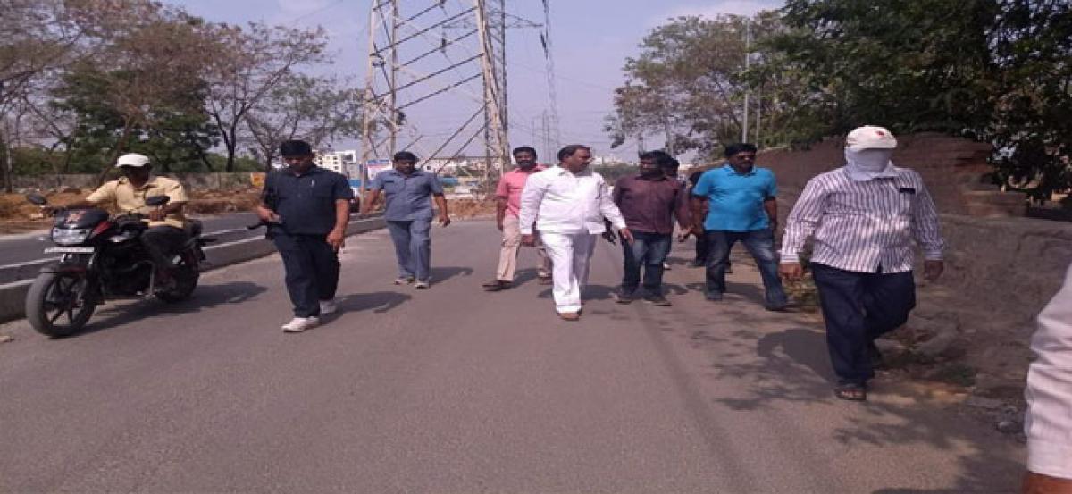 Arekapudi Gandhi inspects road-widening works