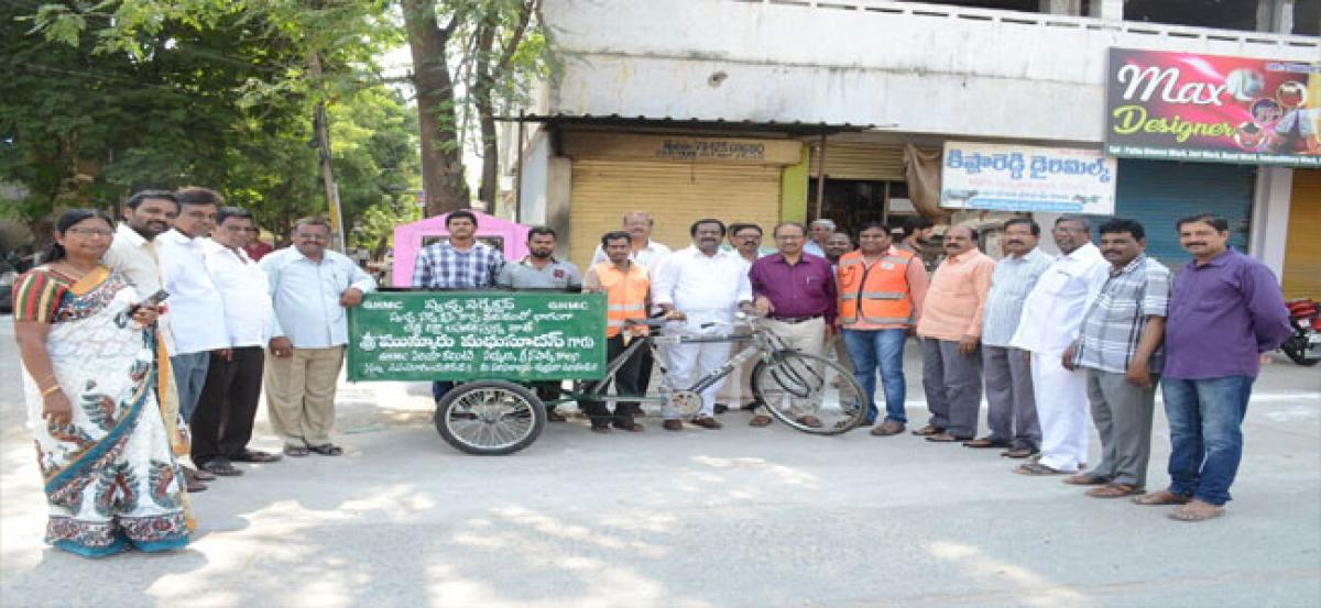 Mudraboina hands over ‘Swachh Rickshaw’