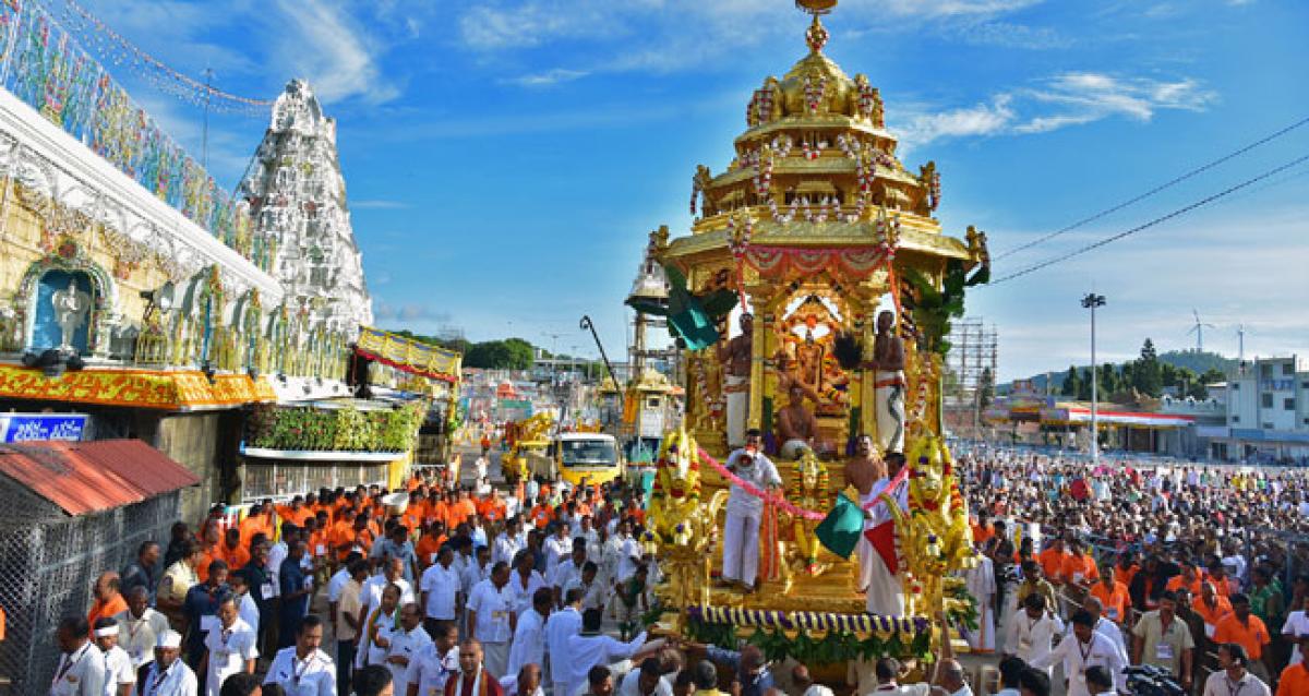 Lord gives darshan on Swarna Ratham