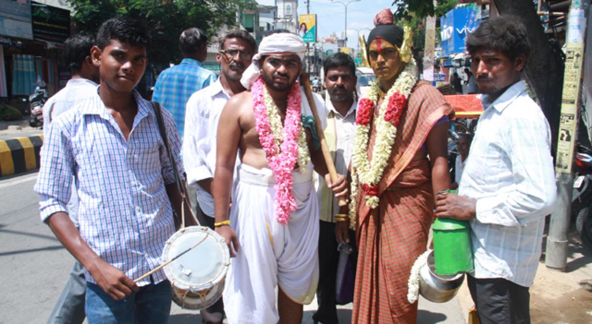 Devotees in Banda attire offer prayers