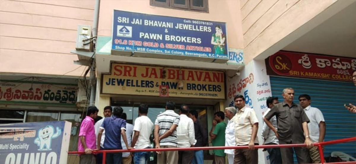 1 kg gold, ` 4 lakh stolen from jewellery shop in Beeramguda