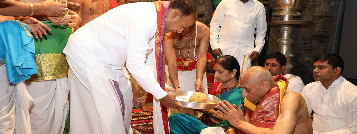 ESL Narasimhan offers prayers at Tirumala