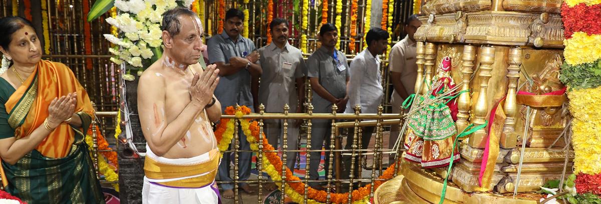 ESL Narasimhanan performs pooja to Goddess Padmavathi at Tiruchanur