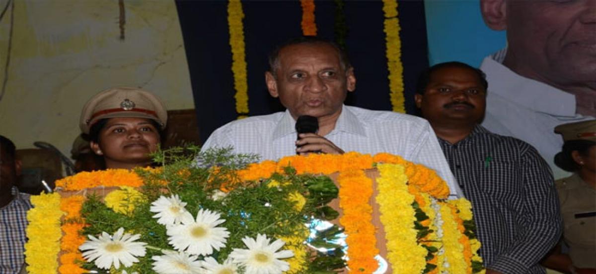Governor visits free coaching camp for constable aspirants