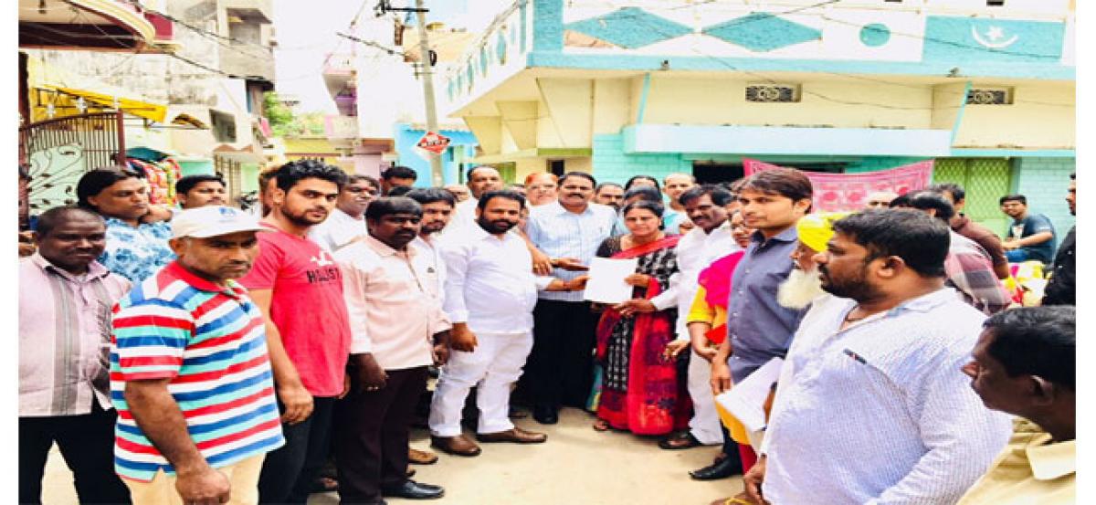 Goverdhan takes ‘intiintiki TRS’ to Maqtha