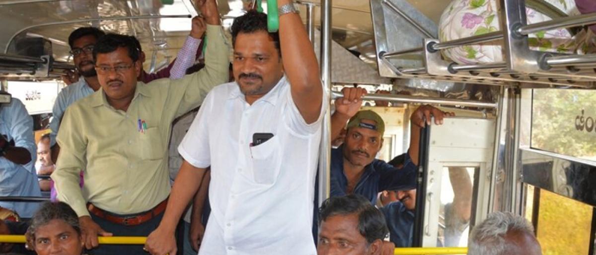 Collector travels on bus to propagate Swachh Bharat