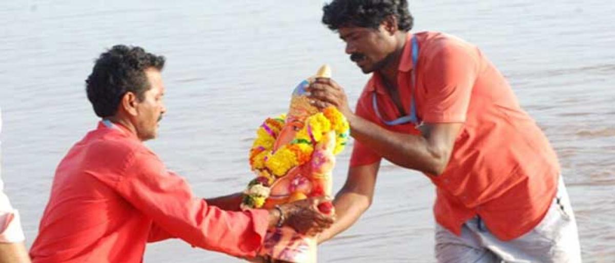 Rising water level in Godavari hinders Ganesh idol immersion