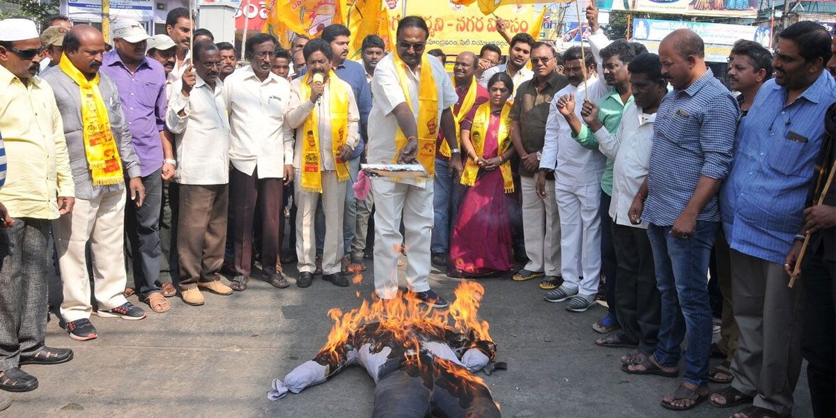 TDP burns KCR effigy in Rajamahendravaram