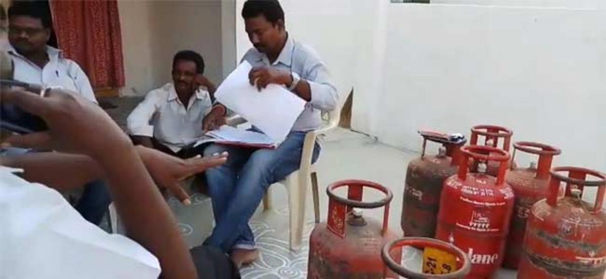 Gas cylinders seized in Kalla mandal