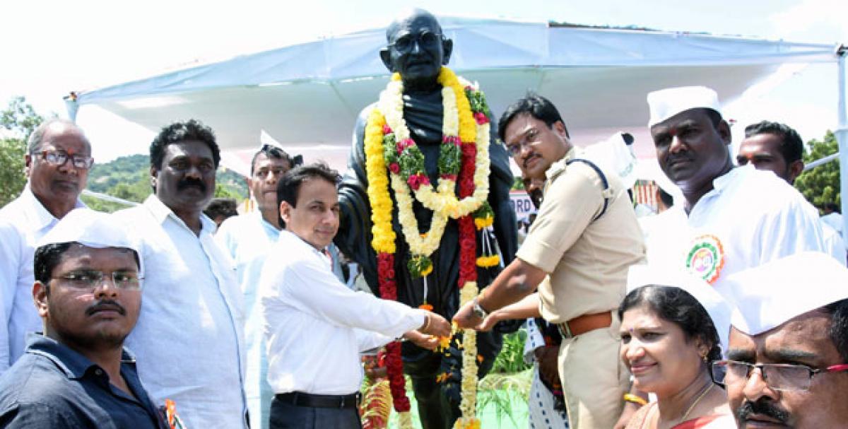 City pays tributes to Mahatma