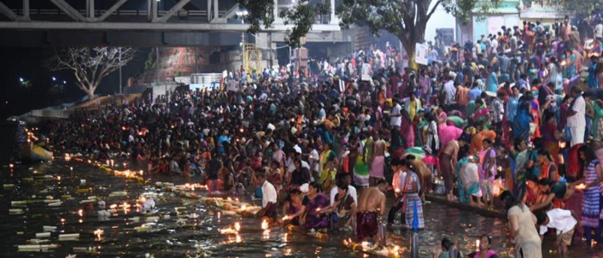 Thousands take holy dip in Godavari