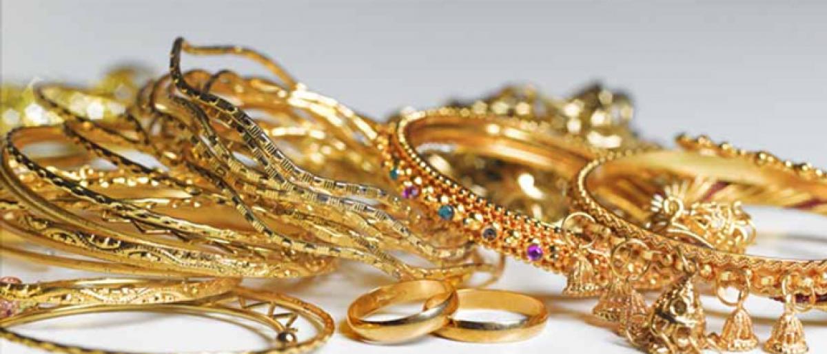 Teacher runs away with gold ornaments of students in Nellore
