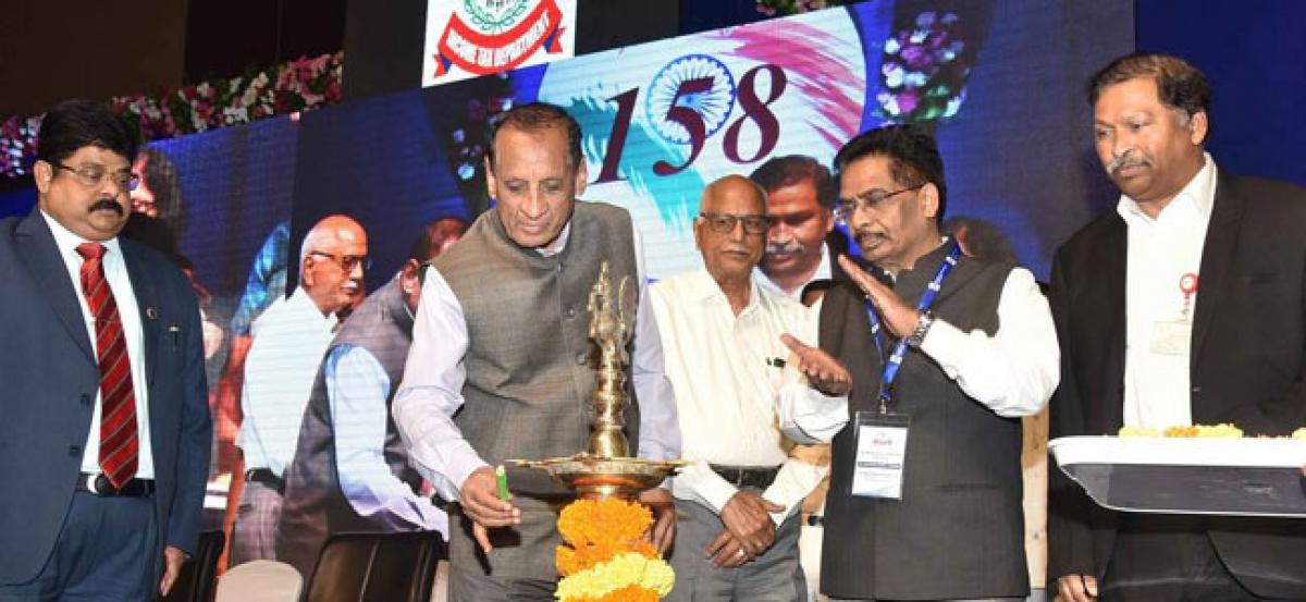 Governor Narasimhan urges tax officials to assist citizens file I-T returns online