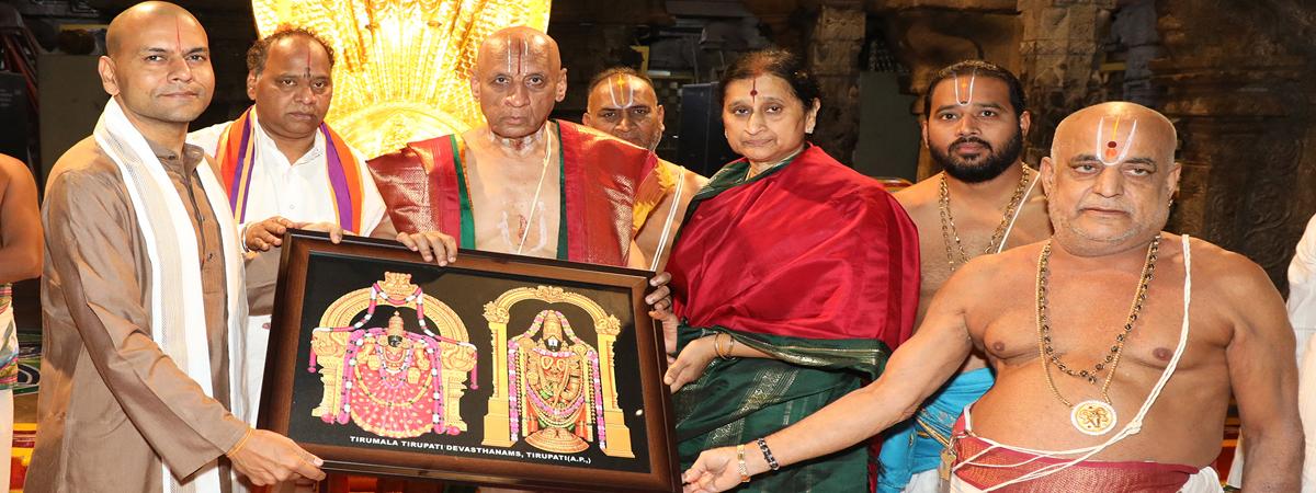 ESL Narasimhan offers prayers at Tirumala temple