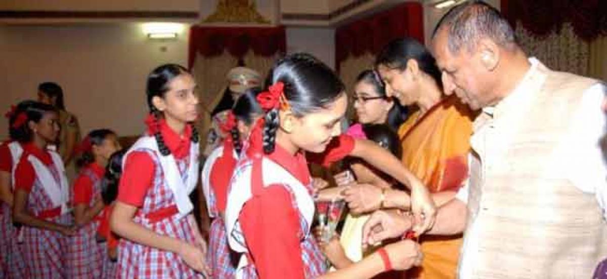 Raksha Bandhan binds families together: Governor