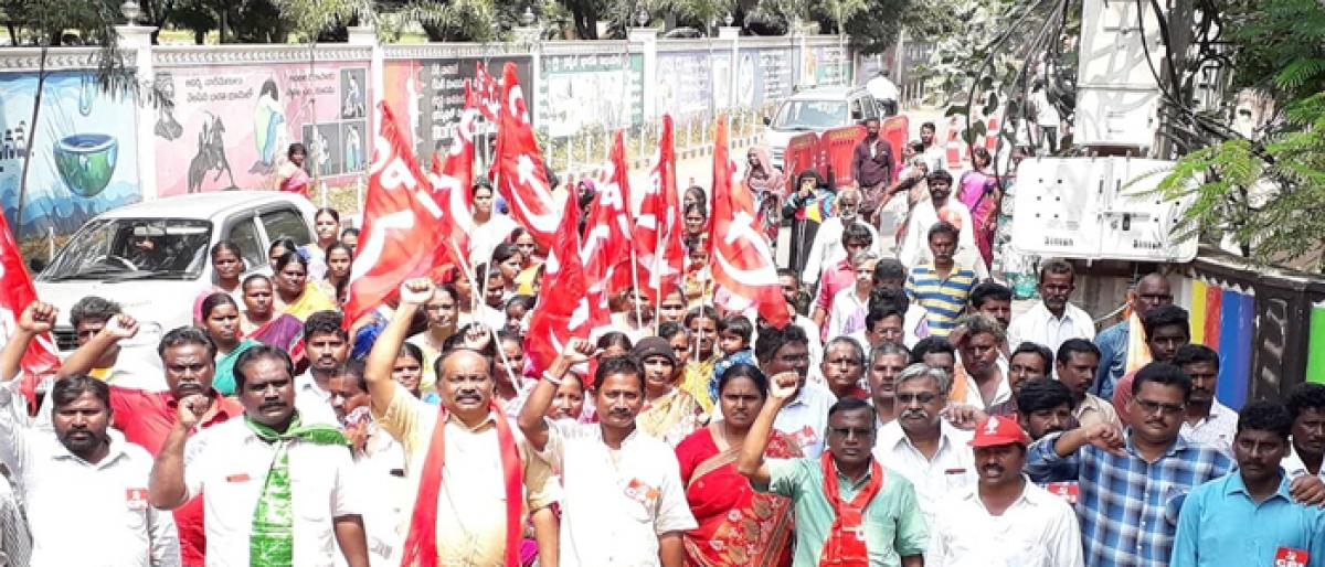 CPI leaders stage dharna at ZP office in Guntur