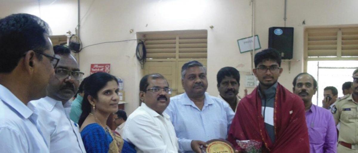 Mountaineer Raja felicitated by Guntur Joint Collector