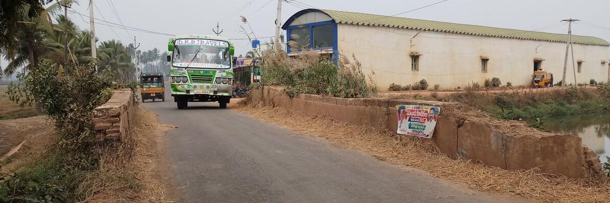 Danger lurks on Gunupudi bridge