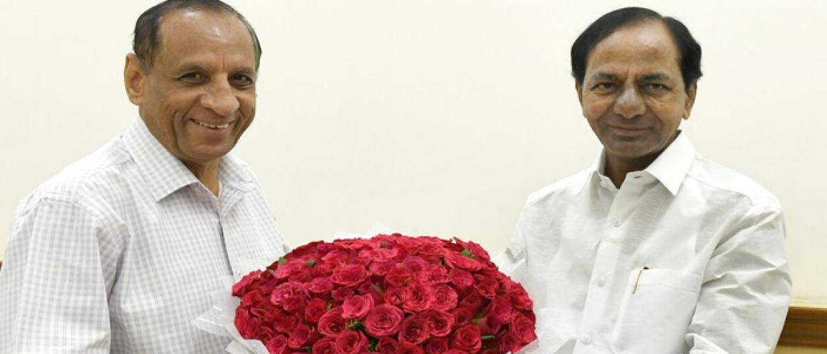 KCR meets Governor ESL Narasimhan, apprises of RBS success