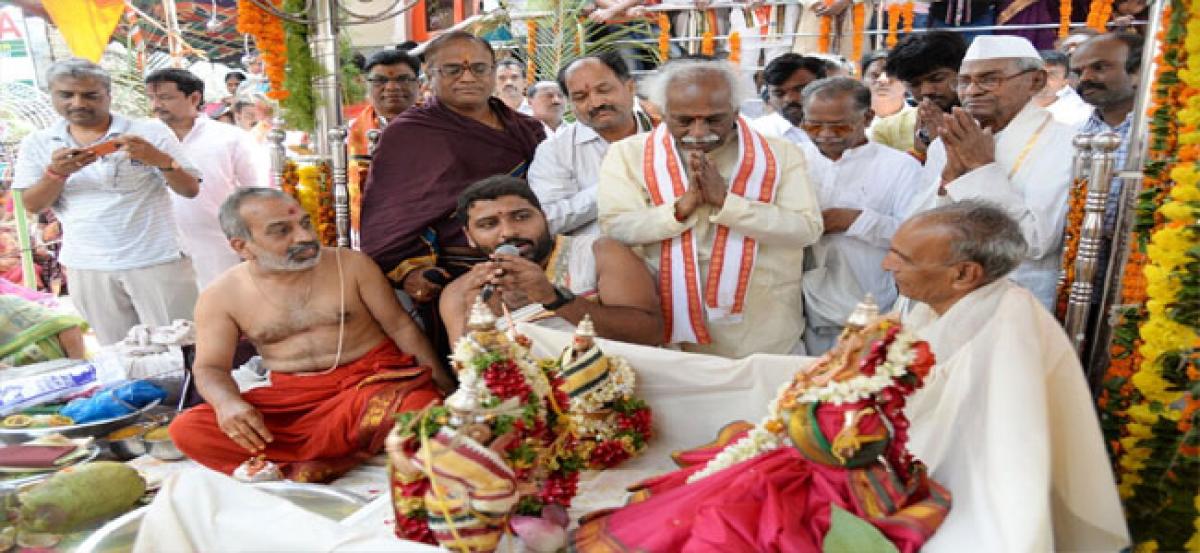 Bandaru Dattatreya prays