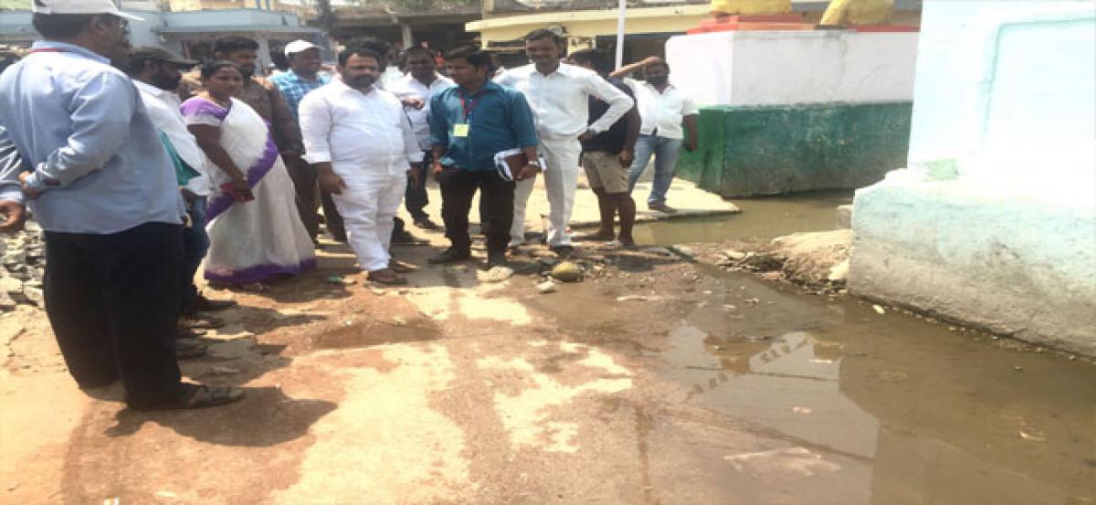 Manne inspects overflowing drainage in BJR Nagar