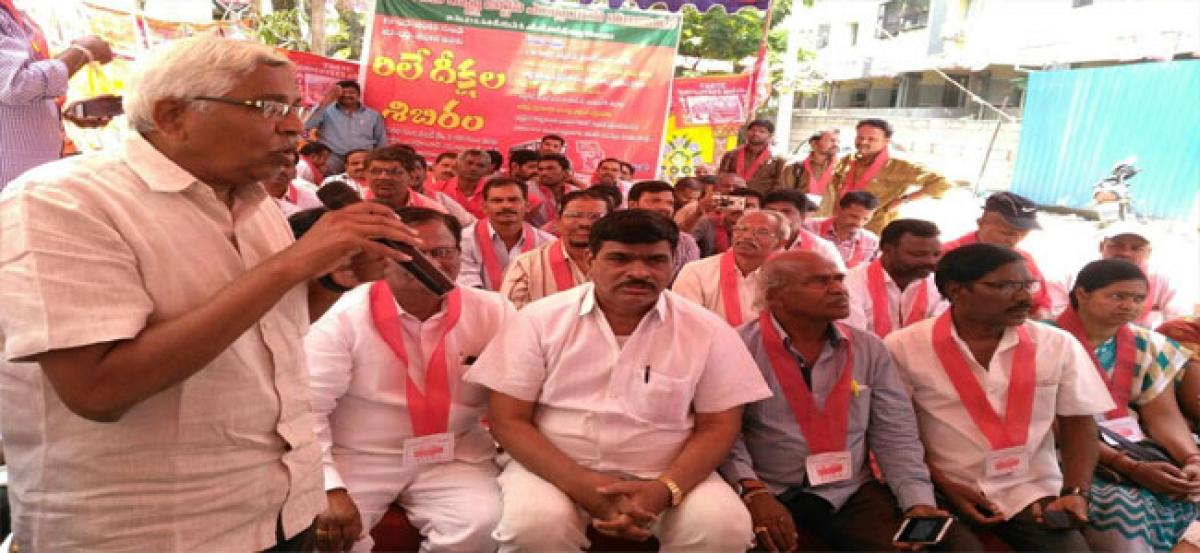 Kodandaram pledges support to fasting RTC workers