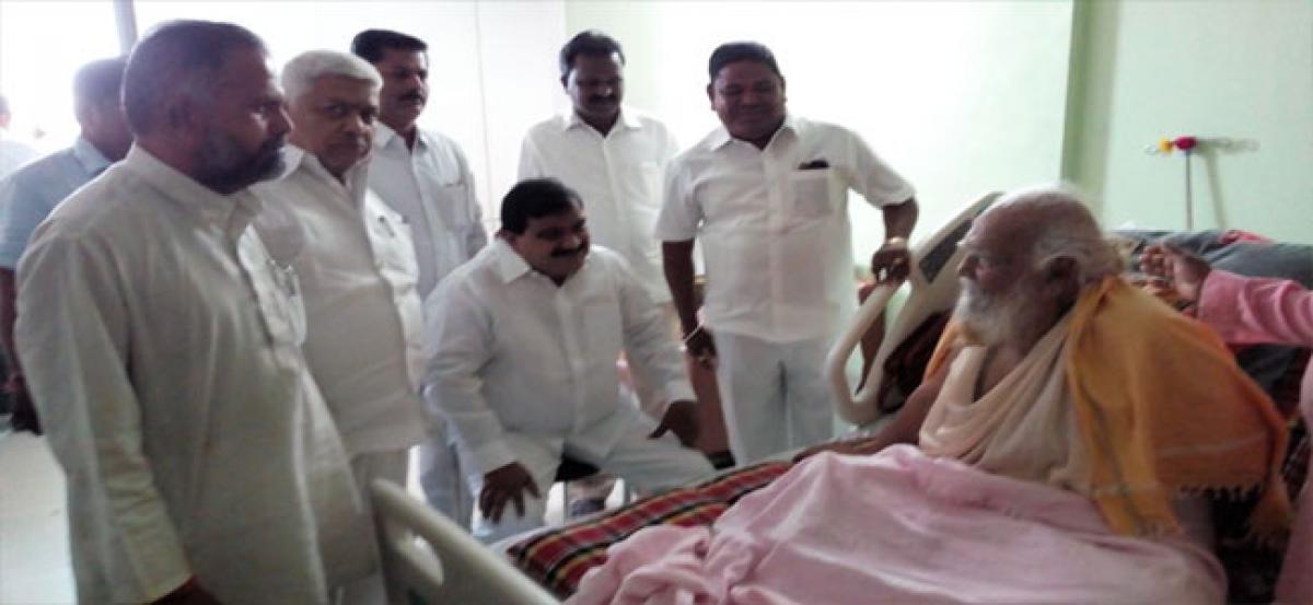 Mahender Reddy visits tribal guru at hospital