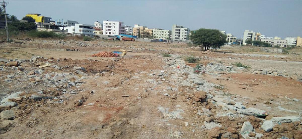 Nalla Cheruvu under land grabbers?