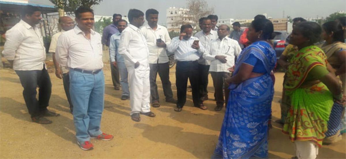 Siddipet Municipal Commissioner inspects avenue plantation