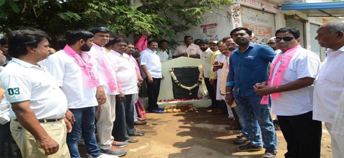 MLA lays foundation stone for ` 7.5 lakh CC Road work