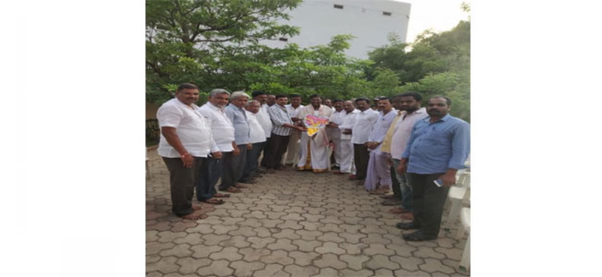 Padmashali association leaders call on Harishwar Reddy