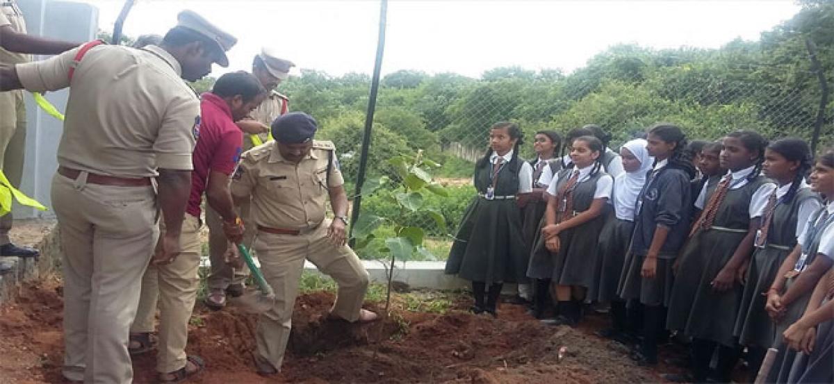 Cops take part in Haritha Haram programme