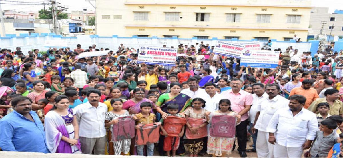 Corporator Padma distributes bags to students