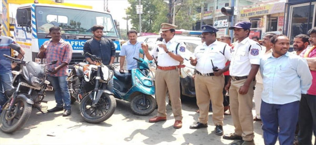 Cops sensitise public on wearing helmet