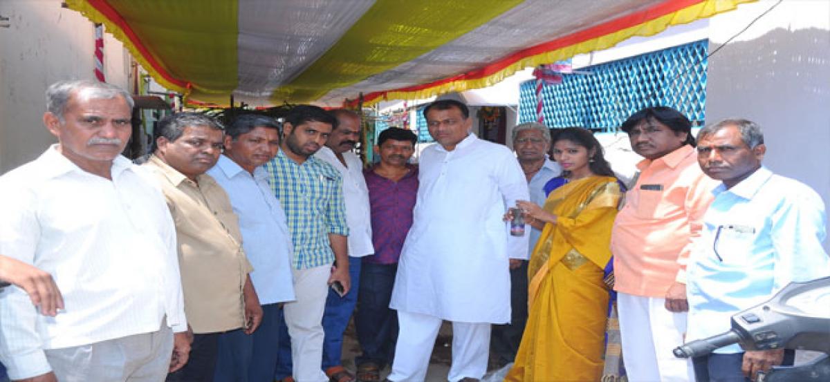 Corporator attends to  drinking water issues