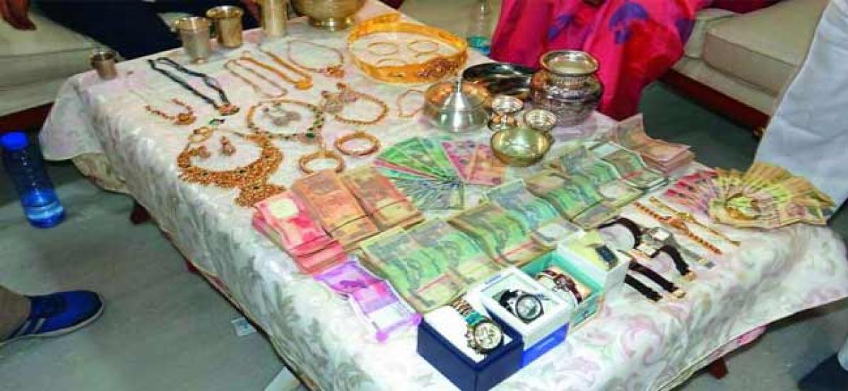 ACB conducts raids on HMDA directors house, Rs 1.7 crore worth items seized