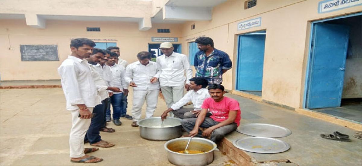 Telangana Jagruti leaders verify menu at social welfare hostel