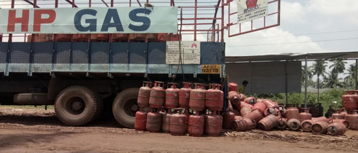 Corruption rampant in LPG cylinder supply in Akiveedu