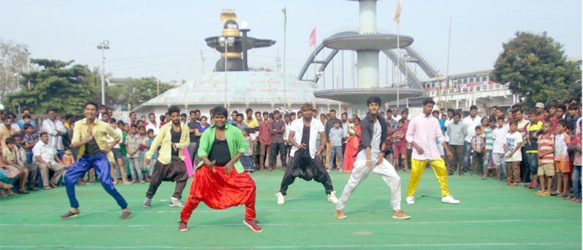 Happy Sunday celebrated at Pushkar Ghat