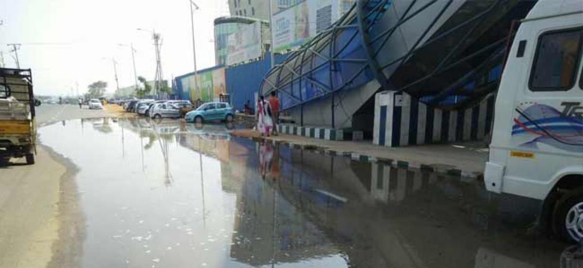 Broken pipeline floods street