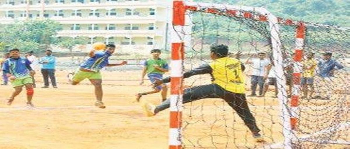 Krishna Varsity  enters quarter finals in  Handball Tournament