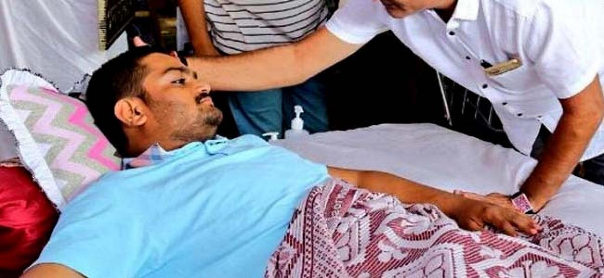 As Hardik Patel loses 20 kgs in hunger strike, Gujarat govt steps in