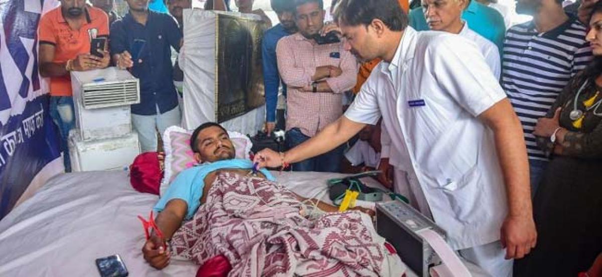 Hardik Patel shifted to hospital as health deteriorates on day 14 of quota fast