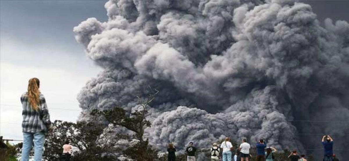 Ash cloud bursts from Hawaii Volcano sparks aviation red alert