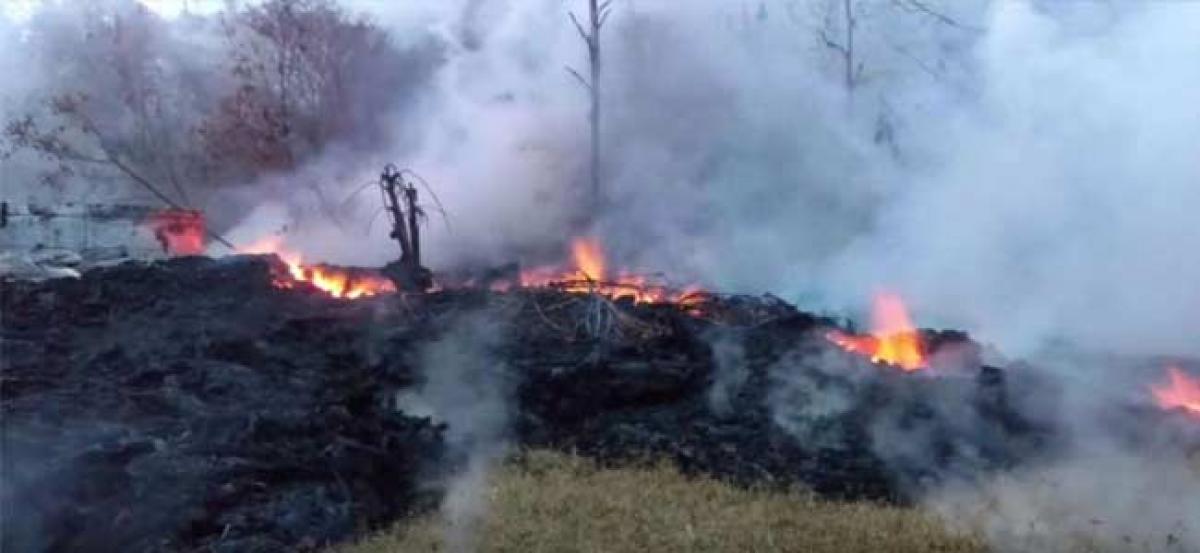 Hawaiis Kilauea Volcano channeling molten rock through fits and starts