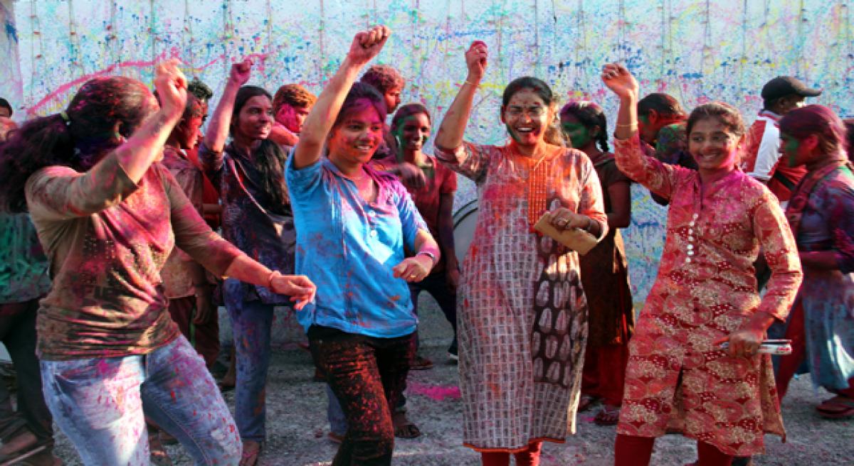Temple city celebrates Holi festival in advance