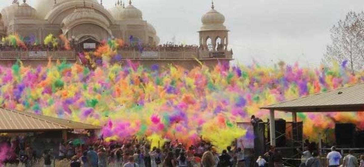 Holi celebrated with fervour at Dwarkadhish temple