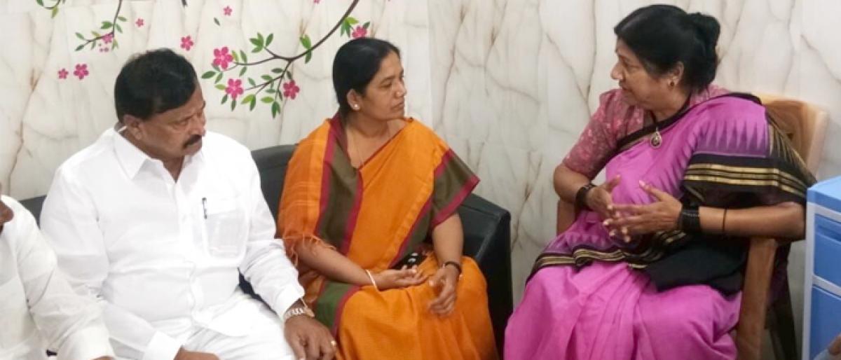 Minister Paritala Sunita visits Nannapaneni Rajakumari in Dr Ramesh hospital at Guntur