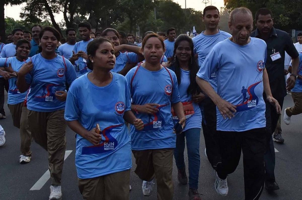 Governor Narasimhan participates in Police Martyrs Memorial Run